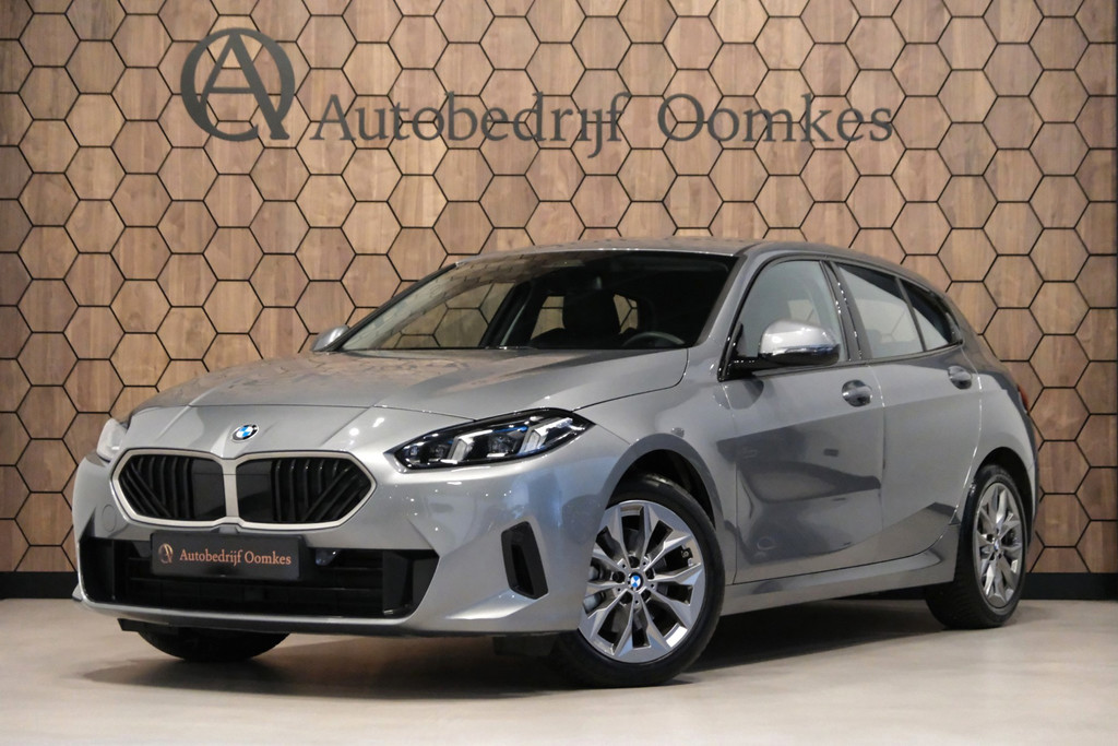 BMW 1 Serie 120i HYBRID NW MODEL *Sportpakket* Sportleder/Navi/Camera/Apple Carplay 55116915-0.jpg | Autobedrijf Oomkes